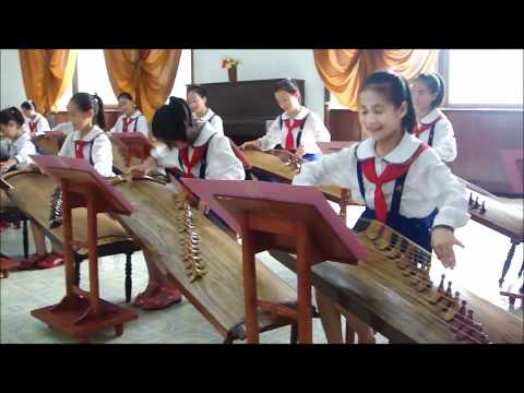 北朝鮮のエリートな子供たちのダンス教室width=190