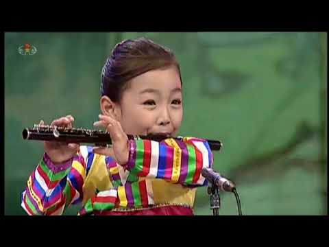 北朝鮮の幼児の演奏width=190