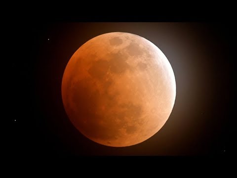 東京上空で皆既月食を観測width=190