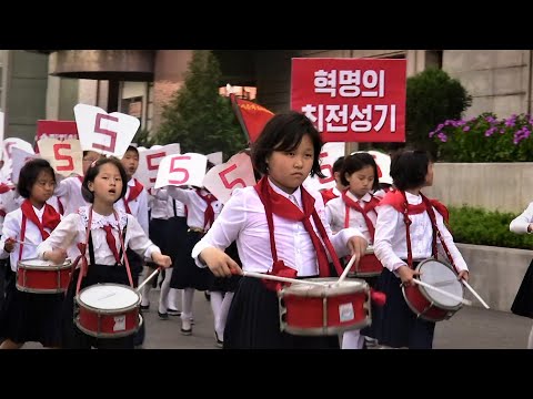 北朝鮮の小学生が街頭を行進width=190