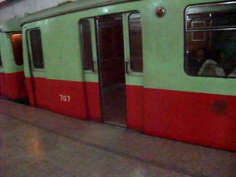北朝鮮の平壌の地下鉄の電車width=190
